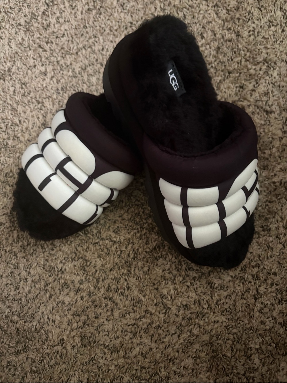 NWOT UGG Black and White Quilted Puffy Slide Slippers